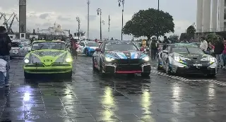 Pese a lluvia y fuertes rachas de viento, despiden a pilotos de la Carrera Panamericana en Veracruz 