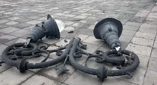 Caen dos lámparas por fuertes rachas de viento en el malecón de Veracruz