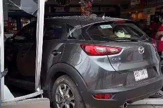 Se mete con todo y auto a tienda de conveniencia en Veracruz