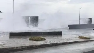 Turista llega a Veracruz para disfrutar del mar, pero el norte cambia sus planes