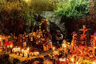¿Qué ocurre durante la noche del 1 de noviembre en los cementerios de Janitzio?