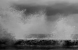 ¡El mar llega a la calle! Oleaje rebasa el malecón de Coatzacoalcos por Frente Frío 2