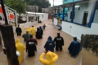Evacúan a habitantes de 6 municipios de Veracruz por crecida de río