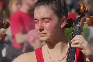 Así protestaron con música y les lanzaron gas lacrimógeno en París (+Video)