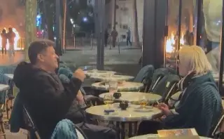 Así su tranquilidad durante disturbios en París (+Video)