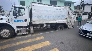 Camión de Limpia Pública cae en socavón en Boca del Río