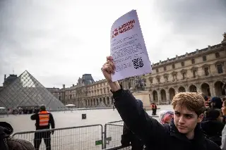 Protestas por costo de vida y educación debilitan a Macron en Francia: especialista