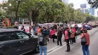 Trabajadores del IMSS bloquean Paseo de la Reforma; siguen exigencias por aumento salarial