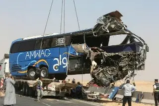 Accidente deja 13 muertos en el desierto de Egipto; el autobús quedó destruido