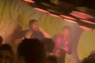 Captan a Jesús Ernesto, hijo de AMLO, en zona VIP de antro; cuestionan: '¿Con qué paga?'