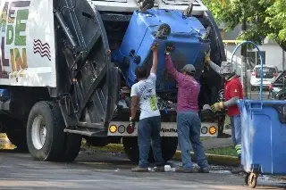  Hospitalizan a trabajador de Limpia Pública de Medellín tras caer de camión recolector
