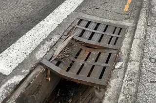 ¡Peligro en el bulevar Ávila Camacho! reportan accidentes por alcantarilla en mal estado