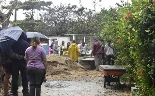 En medio de la lluvia, sepultan en Villa Allende a 4 mujeres de una familia tras caer barda