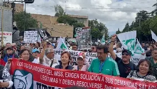 Vuelven a las calles de la CDMX trabajadores del IMSS, tras rechazo a propuesta salarial