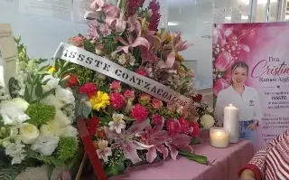 Entre flores y veladoras, compañeros despiden a doctora Cristina Ramos en Coatzacoalcos