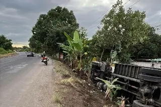 Camión de carga vuelca en la federal Córdoba-Boca del Río