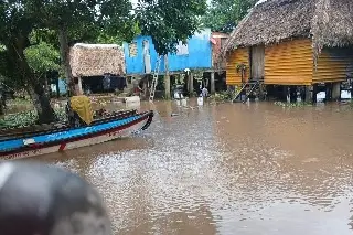 Bajo el agua en Boca de Uxpanapa: todas la comunidad inundada
