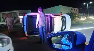 Vuelca camioneta en Veracruz ¿Qué pasó con el conductor?