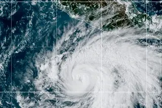 Tormenta 'Vance' ya es huracán categoría 2; provoca lluvias en 3 estados del país