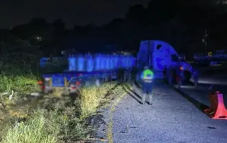 Tráiler con transformadores de CFE se sale del camino en la Curva del Diablo, en el sur de Veracruz