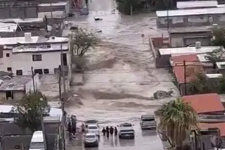 Tormenta arrastra vehículos al Río Bravo en Ciudad Juárez; despliegan operativo de rescate