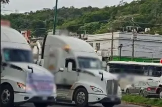 Bloquean bulevar Xalapa - Banderilla; hay caos vial
