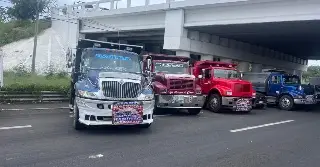 Continúa manifestación de transportistas en la carretera Veracruz–Cardel; bloquean parcialmente la circulación