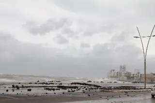 Se socava bulevar en Boca del Río; marejada sacó granito del mar
