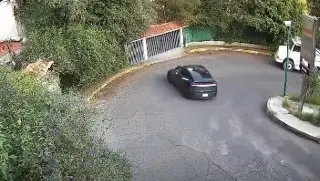Auto de la marca de Elon Musk sale 'volando' en choque y no era el Roadster (+Video)