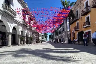 Alistan enorme tapete de aserrín en el zócalo de Veracruz; así será