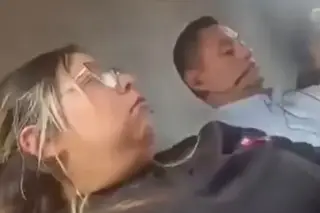 Pasajeros encaran a hombre por presuntamente fotografiar a una joven a escondidas