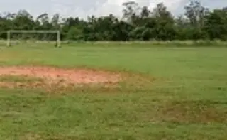 Queman un cuerpo en canchas de futbol