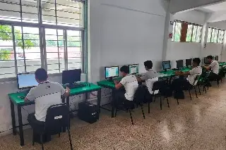 Terminaron sus estudios, pero siguen sin título: reclaman egresados del Conalep en Veracruz