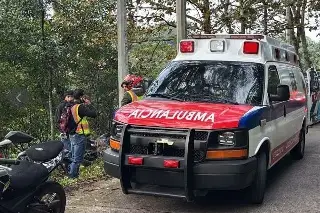 Se va al barranco con todo y moto: ocurrió hoy cerca de Xalapa