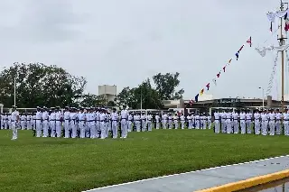Pese a la lluvia, 54 alumnos de la Marina concluyen adiestramiento en Antón Lizardo