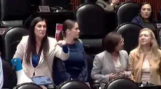 Con megáfono en mano, Kenia López Rabadán encara a Sergio Gutiérrez Luna en San Lázaro