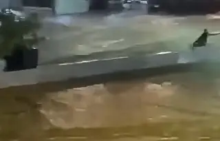 Hombre es arrastrado por una fuerte corriente durante las lluvias; así lo salvaron (+video)