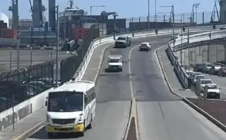 Chocan camioneta y moto en puente de Morelos