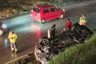 Dos lesionados deja volcadura de auto particular en el trebol de Escamela en Ixtaczoquitlán