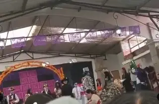 Sufre quemaduras graves al incendiarse su disfraz en concurso escolar ¡Precaución!