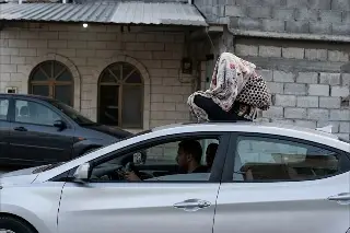 Captan a conductor con portabebé sobre el techo de auto. Esto acusan (+Video)