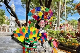 De la basura al arte: joven transforma materiales reciclados en espectacular catrina