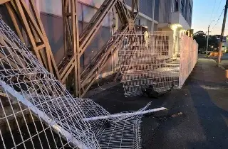 ¡Otra vez! Chocan contra la barda de una escuela en Boca del Río 