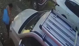 Mujer lanza bomba molotov y roba banco en plaza comercial