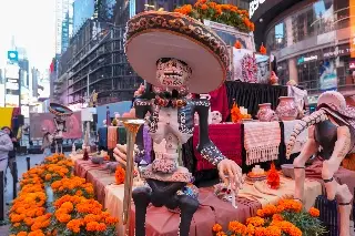 Catrinas y altar mexicano a los muertos en el popular Times Square en Nueva York