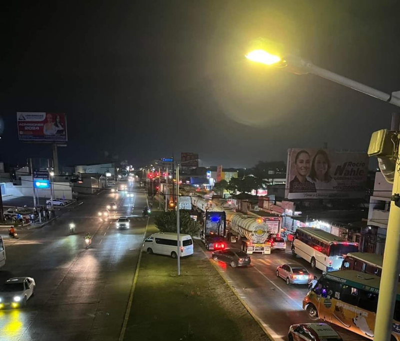 Autos se 'saltan' el camellón por bloqueo en avenida Rafael Cuervo de ...