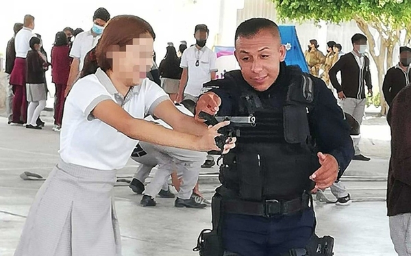 Imagen Causan controversia policías de Guanajuato por prestar armas a estudiantes de secundaria 