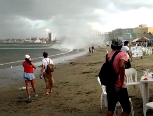 Imagen ¿Te sorprendió la tromba marina que dejó un lesionado y destrozos en playa Villa del Mar de Veracruz?