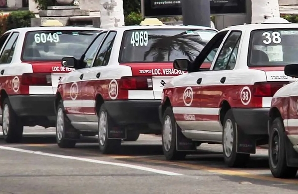 Imagen #SondeoXEU  Taxistas denuncian que #Uber ya está operando en #Veracruz, mientras que Transporte Publico afirma que no tiene autorización. ¿Qué opinas?
