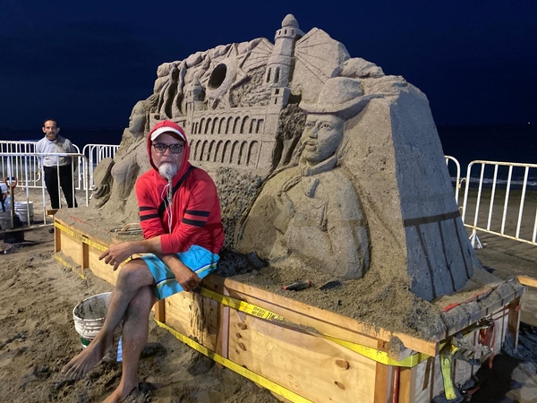 Imagen #SondeoXEU Creador de esculturas de arena exhorta a disfrutar de las playas, pero no utilizarlas como cenicero o basurero. ¿Qué opinas?